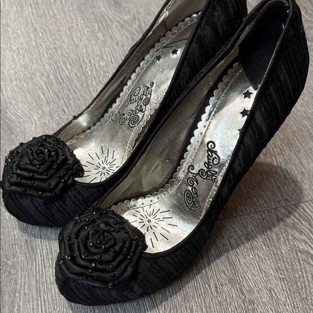 Elegant Black Women's Shoes with Floral Detail